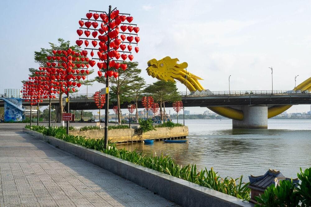 Cầu Rồng Đà Nẵng bắc qua sông Hàn (Nguồn: Freepik)